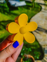 Load image into Gallery viewer, Yellow Groovy Clip
