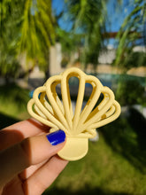 Load image into Gallery viewer, Bavarian Seashell Clip
