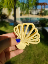 Load image into Gallery viewer, Bavarian Seashell Clip
